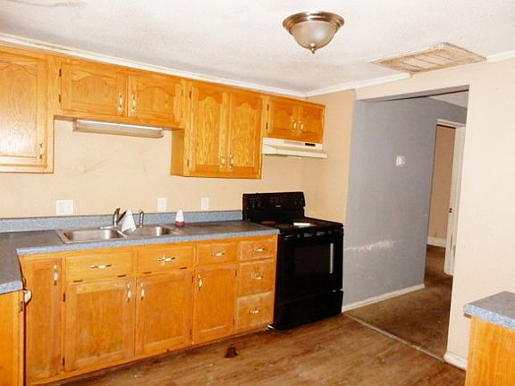 3rd image of 818 Cherry St