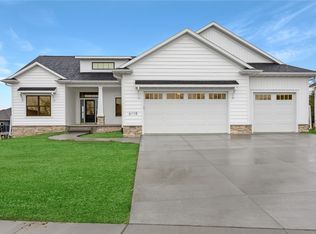 6118 Rapids Ridge Rd NE, Cedar Rapids, IA 52411