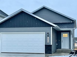 6868 Thomas St, Horace, ND 58047