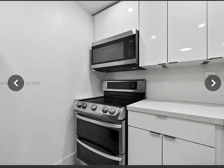 606 W 81st St #302 — Photo 5