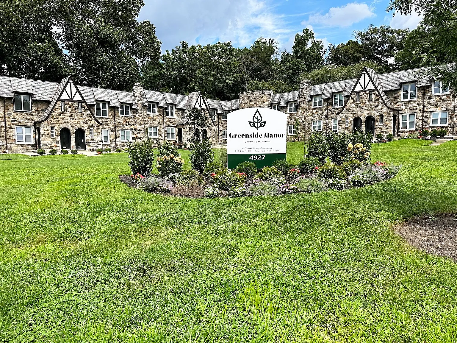 Greenside Manor — Photo 1