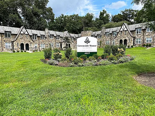 Greenside Manor Photo 1