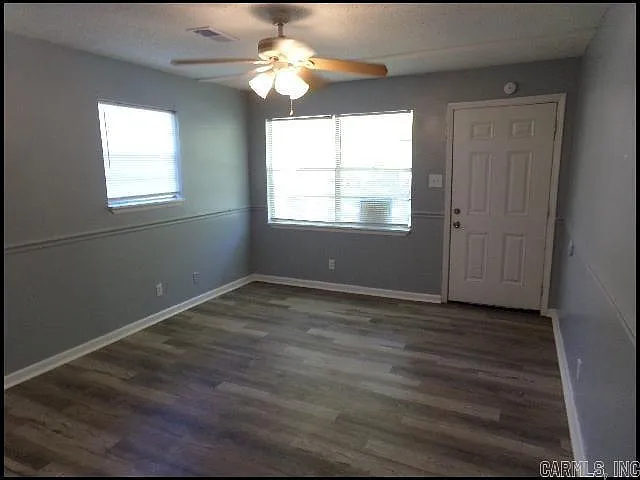 908 Greenlea Dr — Photo 2