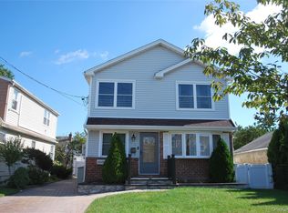 42 13th Ave, Mineola, NY 11501