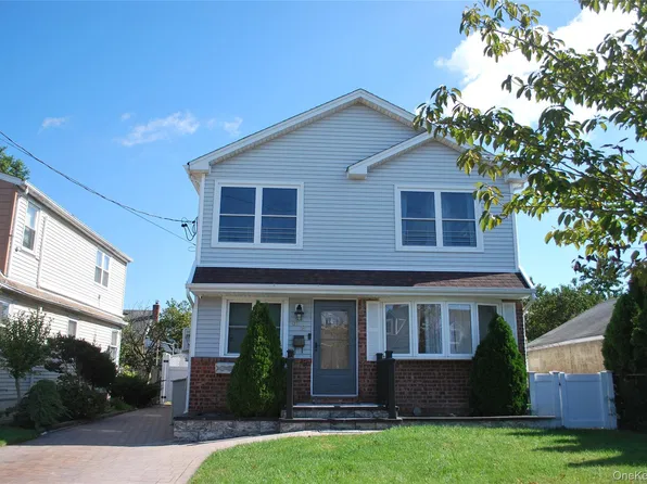 42 13th Ave, Mineola, NY 11501