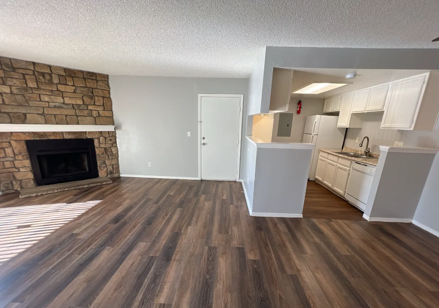 Spacious ground level 3 bedroom Condo in Robinwood! Available Now! — Photo 2