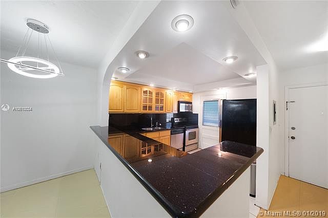 Attractive 2 Bd /2 Bth condo in the Heart of Key Biscayne!