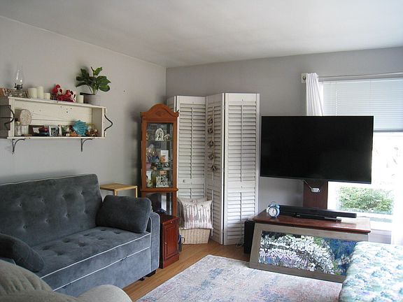 3rd image of 1049 W Summit Ave