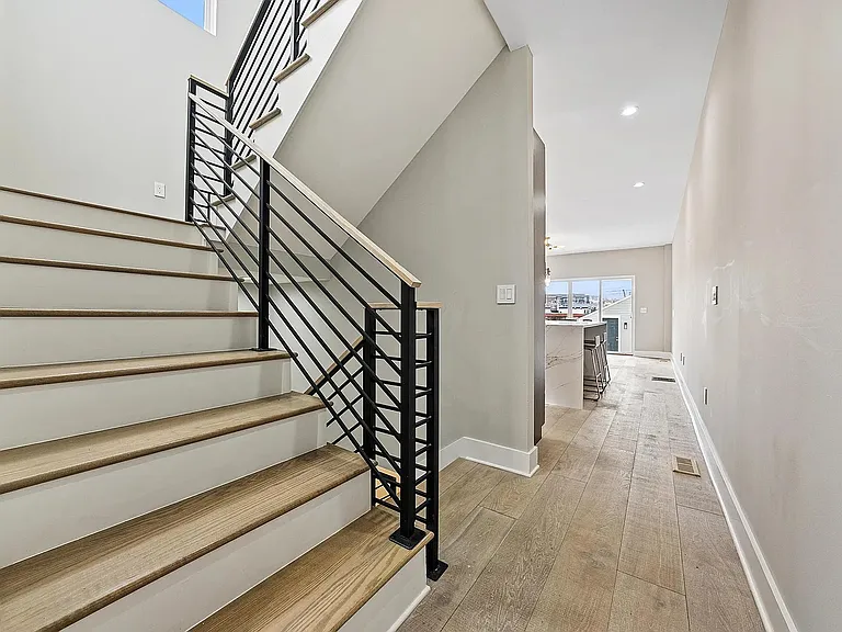 845 Summit St — Photo 26