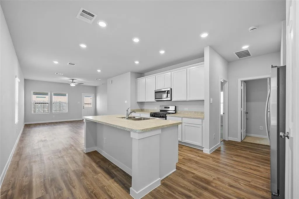 3 bed, 2.0 bath, $1,799 — Photo 4