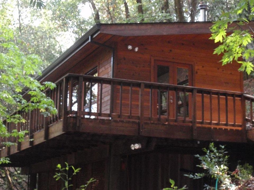 Cabin set among the trees in the Dry Creek Valley