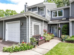 7 Madder Lake Cir, Commack, NY 11725