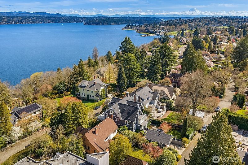 3rd image of 2647 Cascadia Avenue S