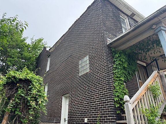 3rd image of 2462 Scott Way