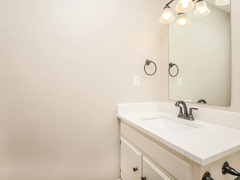 300 Southlake Dr — Photo 15