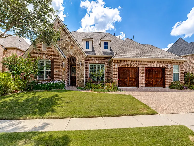 411 Brazoria Dr — Photo 1