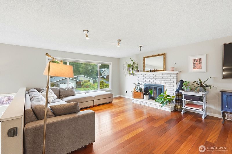 3rd image of 619 Willow Road
