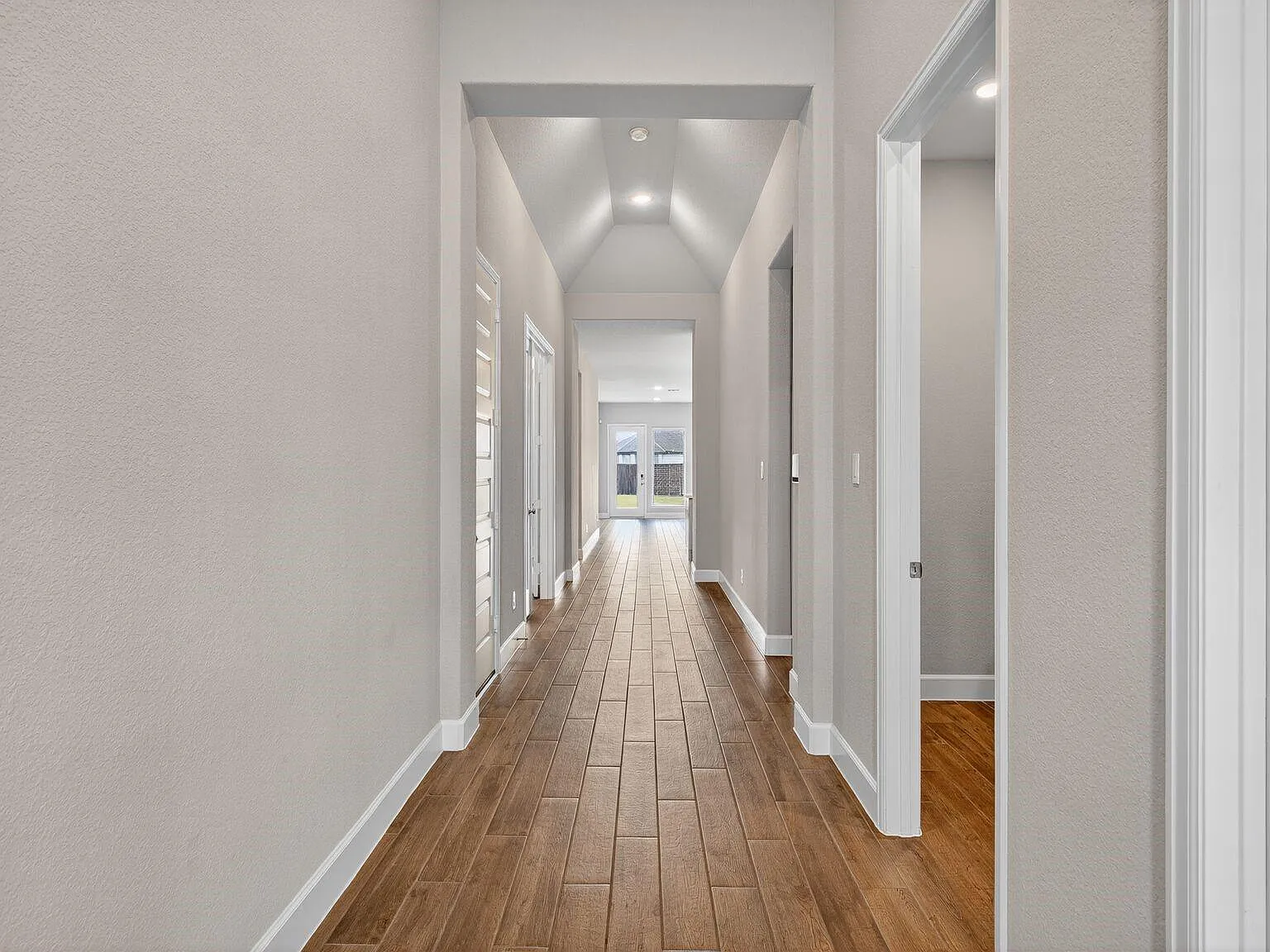 4 bed, 2502 sqft, $3,200 — Photo 3
