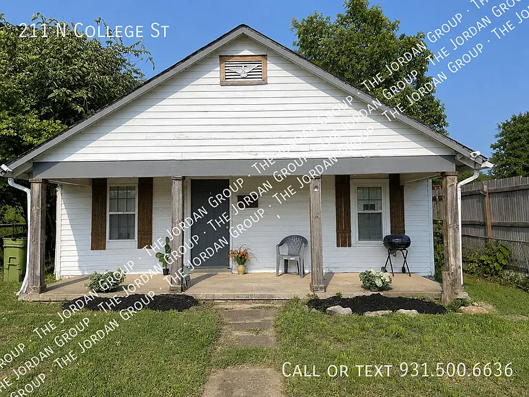 211 N College St — Photo 2