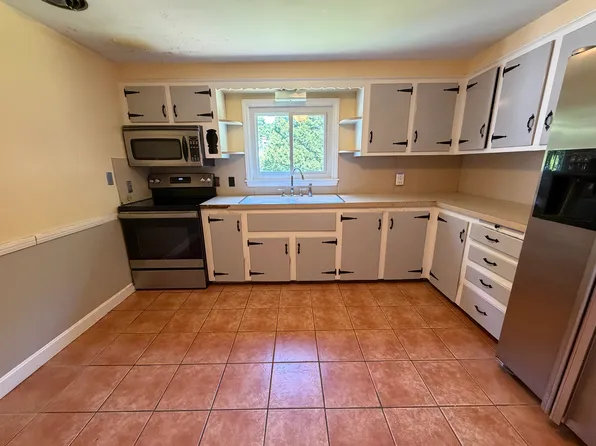 11 Terrace Dr, Bristol, RI 02809