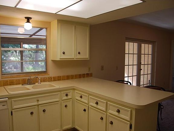 5th image of 2407 Sweetbriar Ct