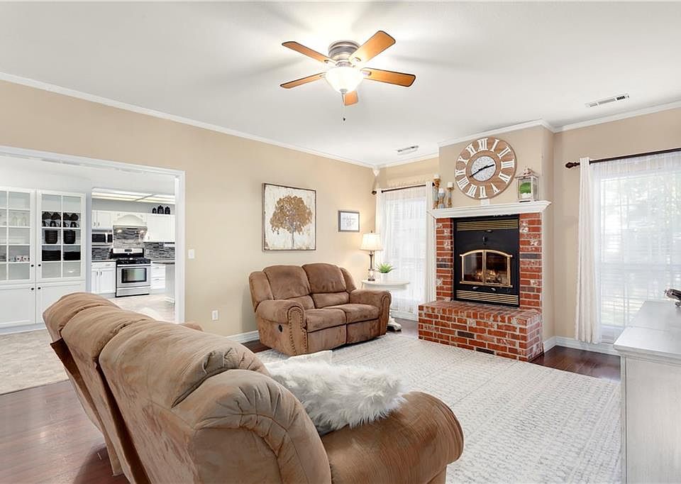 1st image of 2832 N Boxwood Dr