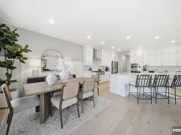 16 Melbourne Dr, Oakland, NJ 07436