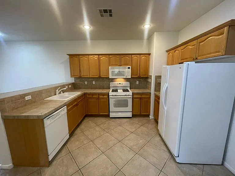 251 Queens Ct — Photo 6