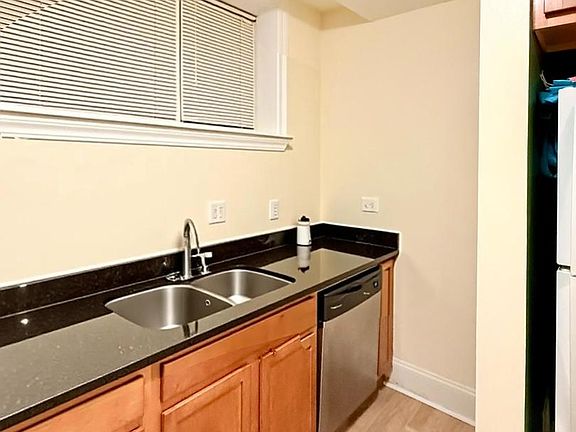 3rd image of 2315 W Rosemont Ave Unit G