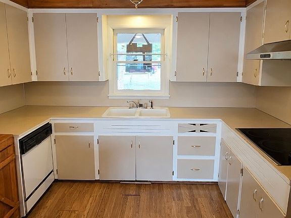 5th image of 8 Mimosa Dr