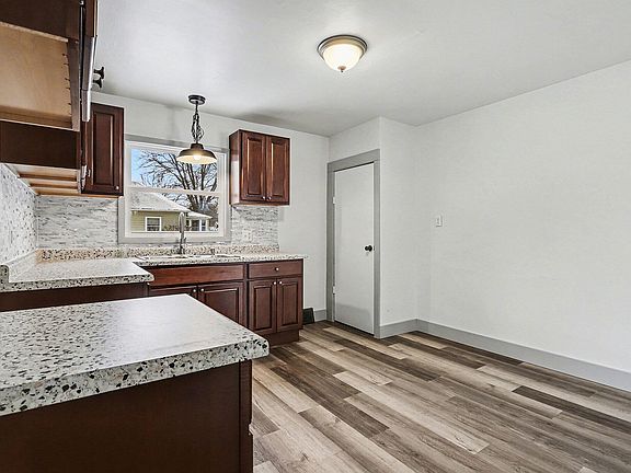 5th image of 202 N Centerville Rd