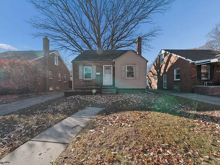 18627 Justine St — Photo 1