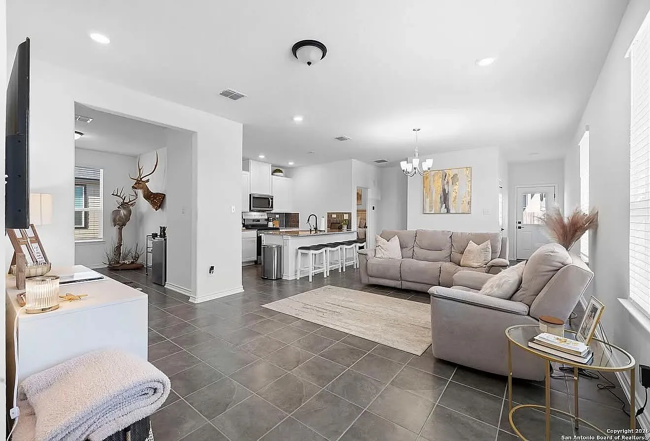3 bed, 1416 sqft, $1,946 — Photo 3
