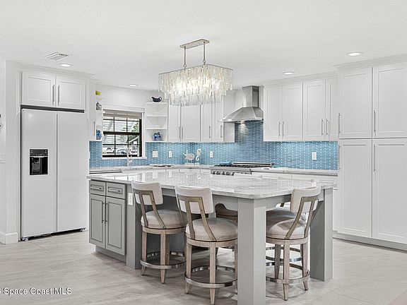 5th image of 565 W Gateway Ct