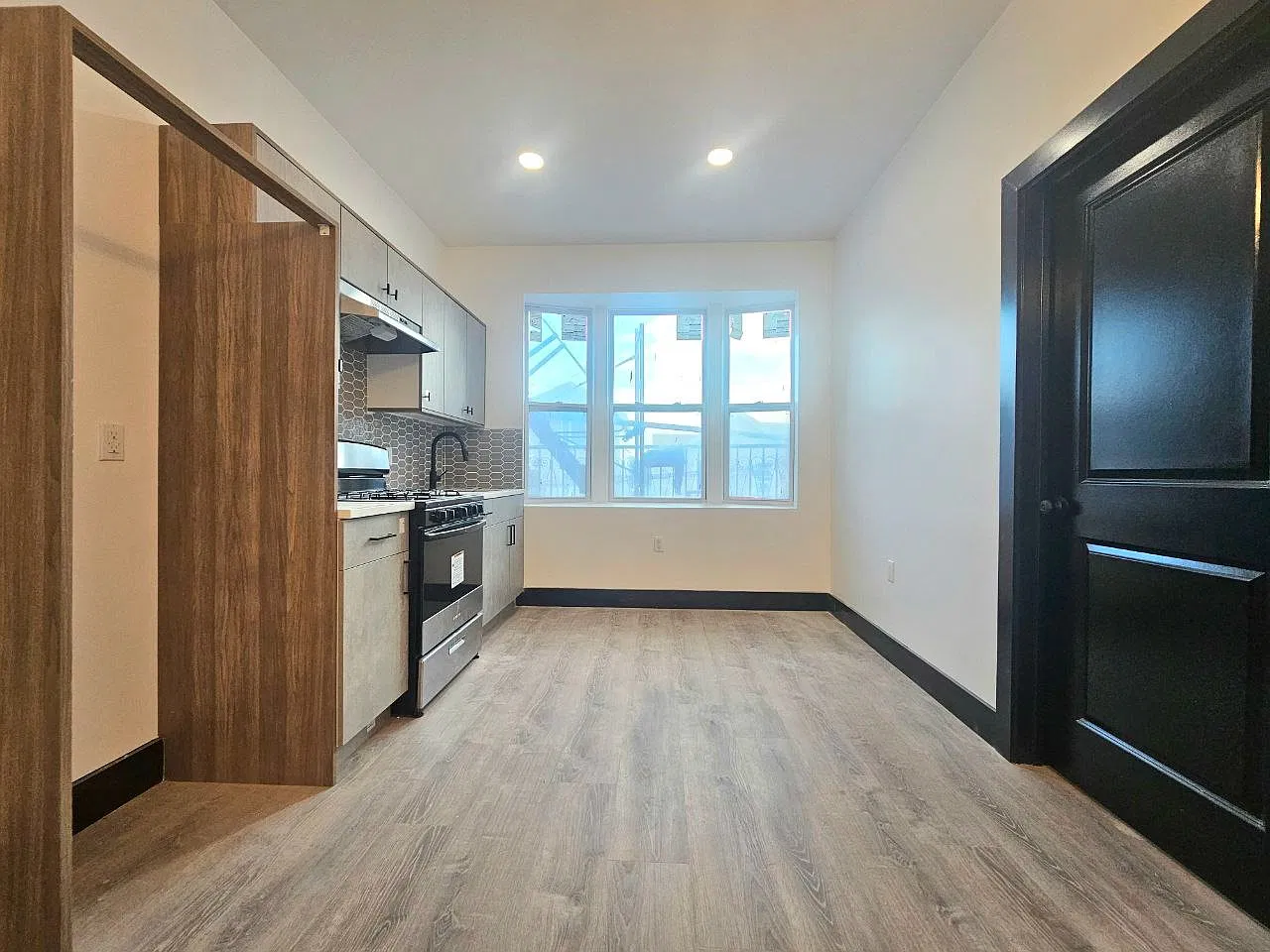2 bed, 650 sqft, $1,895 — Photo 2