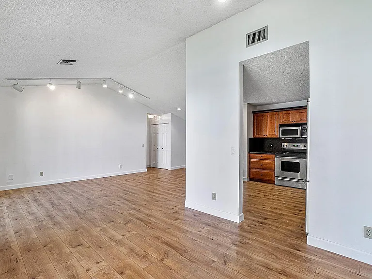 5520 Coach House Cir — Photo 6
