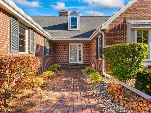 2611 West Lake Vista COURT, Mequon, WI 53092