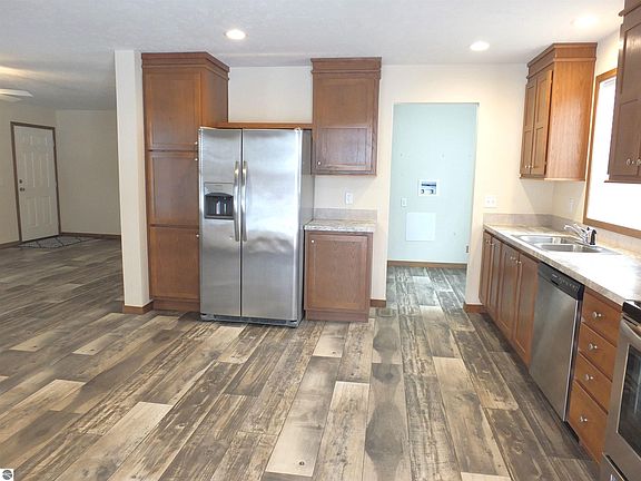 4th image of 639 Hawthorne Ln