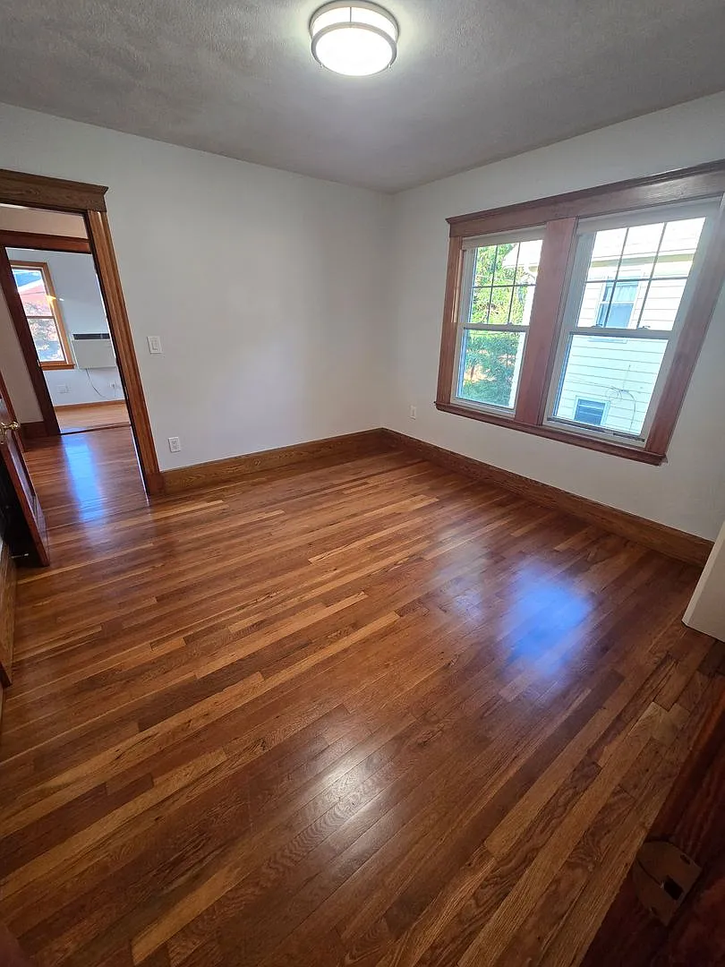 Newly Renovated Top Floor 2 Bed Amazing location ! — Photo 3
