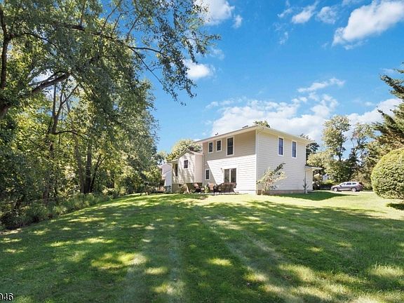 5th image of 37 Spring Garden Dr