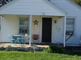 7917 Parkview Cir, Urbandale, IA 50322