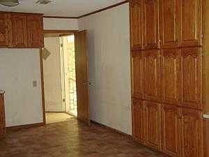 Kitchen has eat-in dining room