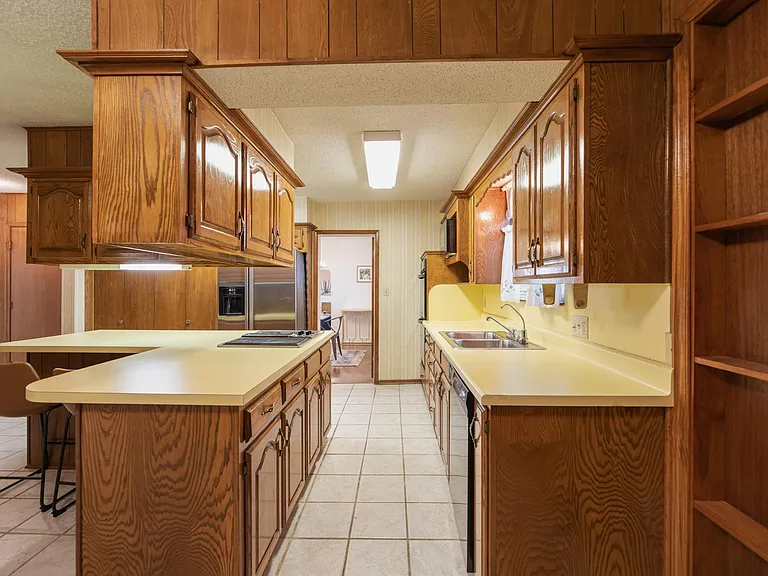 2442 N Jordan Ave — Photo 22