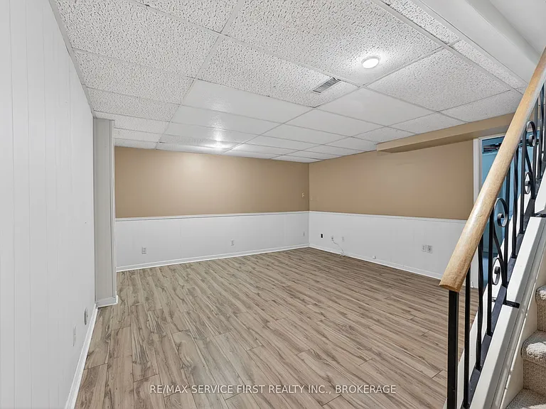 877 Muirfield Cres — Photo 29