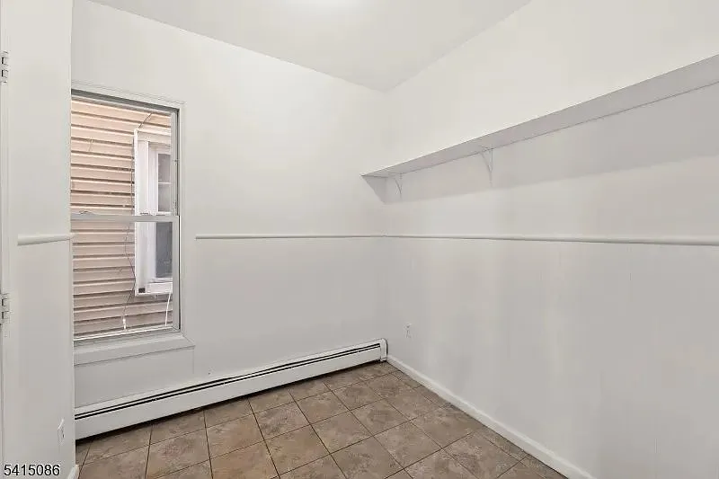 Spacious Renovated 3-Bedroom Apartment in Paterson — Photo 2