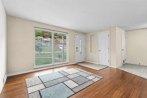 3 bed, 875 sqft, $1,695 — Photo 3