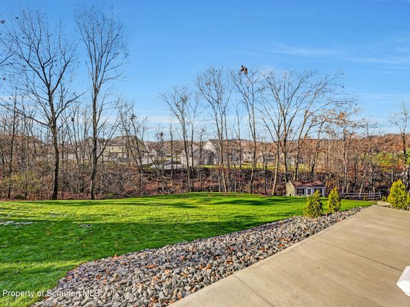 105 W Acorn Hill Dr, Olyphant, PA 18447