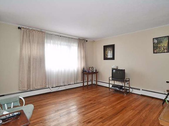 3rd image of 440 Roosevelt Ave