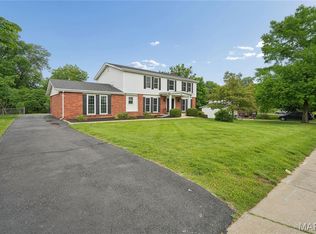 40 Hutchinson Rd, Ballwin, MO 63011