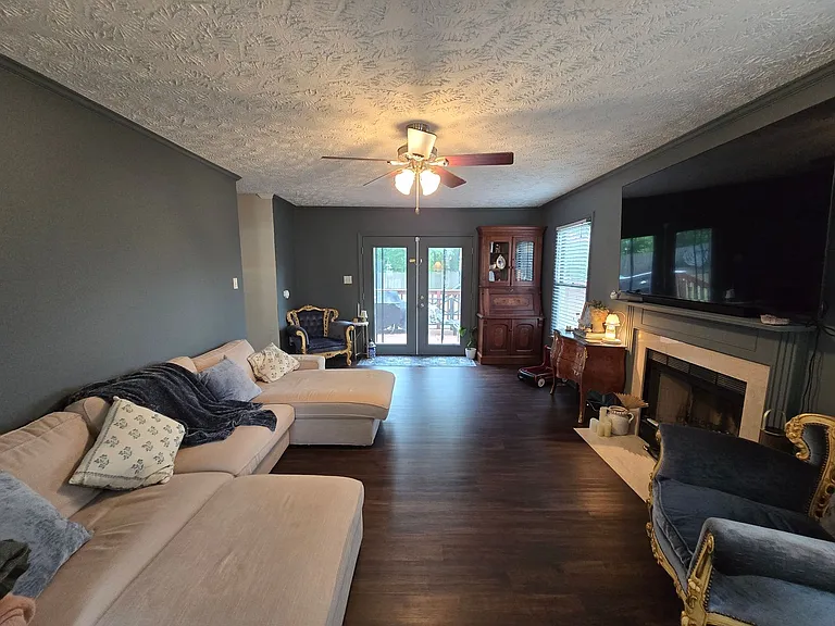 111 Greentree Dr — Photo 2